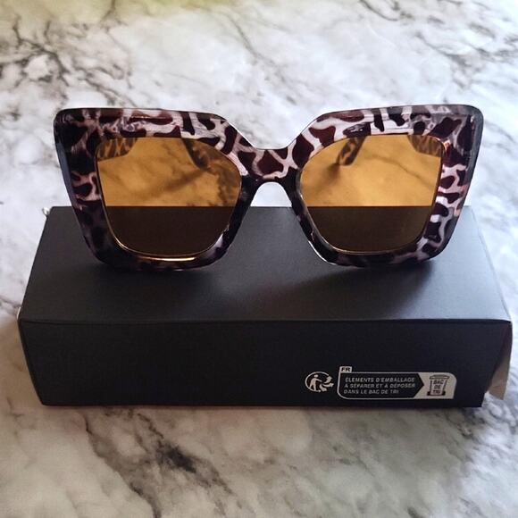 Leopard Print Sunglasses with Gold Lenses - Picture 3 of 10